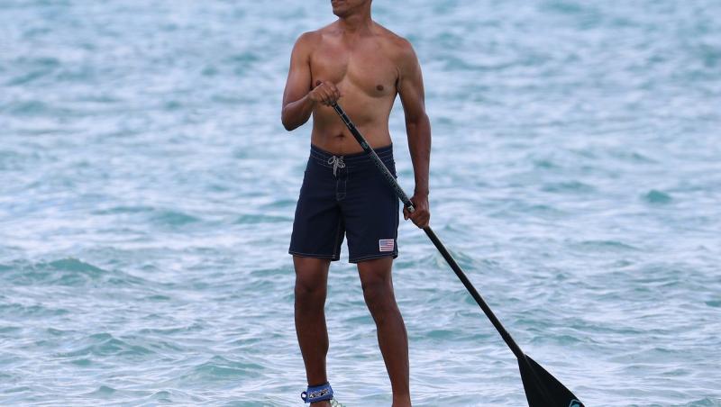 Fostul Președinte al Statelor Unite ale Americii, Barack Obama, a fost surprins în vacanța din Hawaii, la plajă, într-o ipostază mai puțin obișnuită