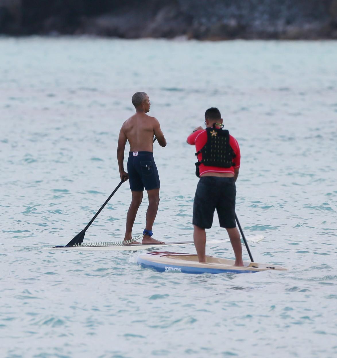 Barack Obama incercand sa invete un sport nautic