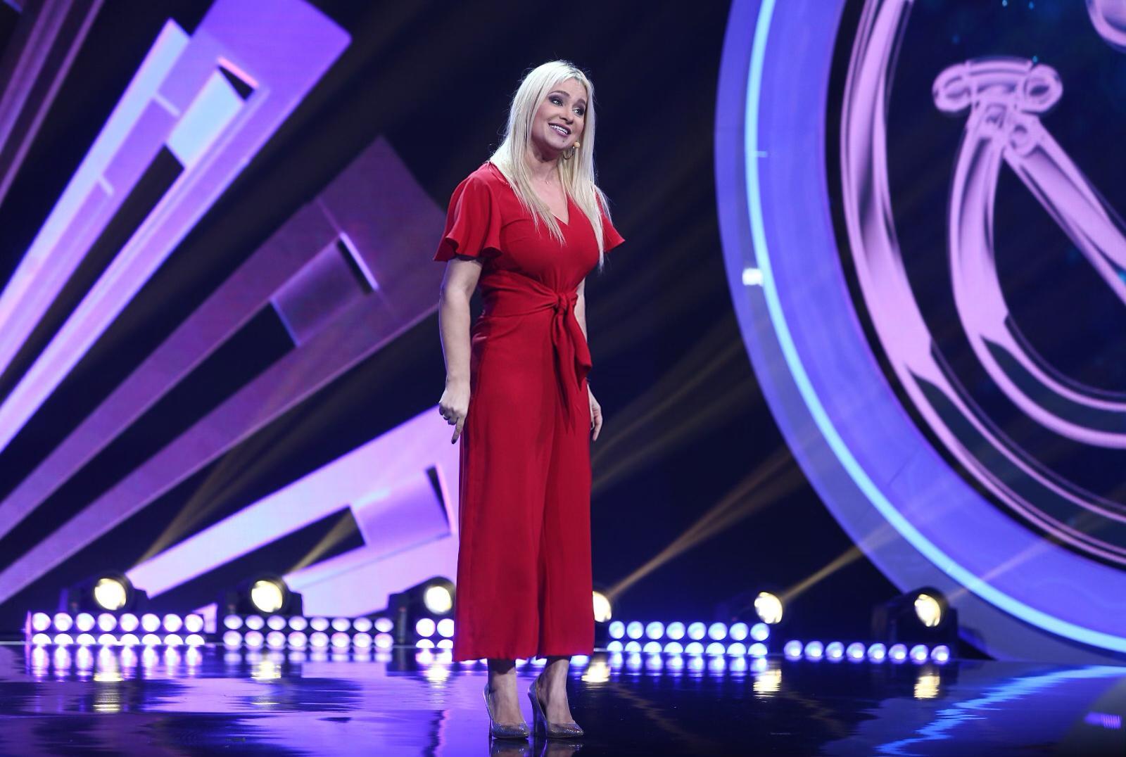 Paula Chirilă,  purtând o salopetă roșie, pe scena iUmor