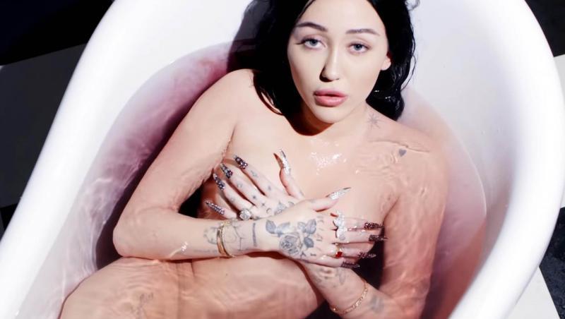 Noah Cyrus a apărut topless în ultimul ei video