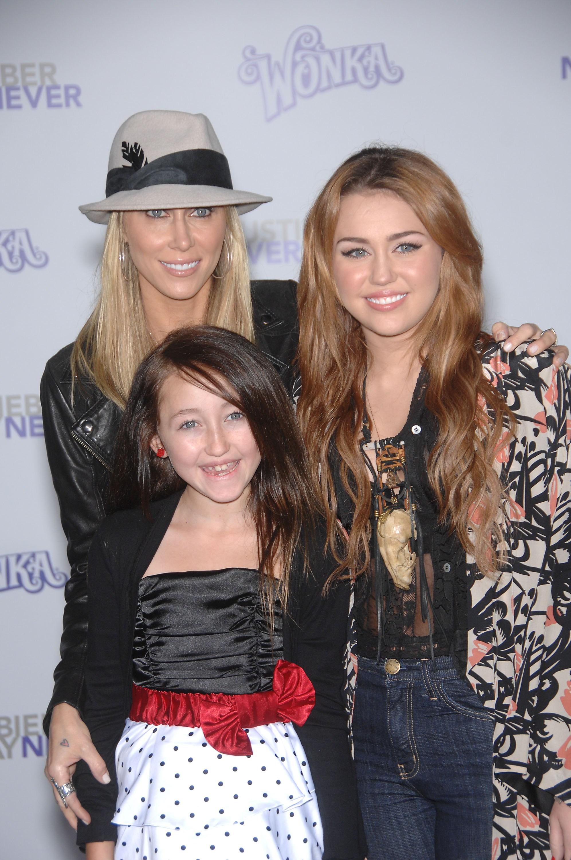 Miley si Noah Cyrus pe covorul rosu, cu mama lor