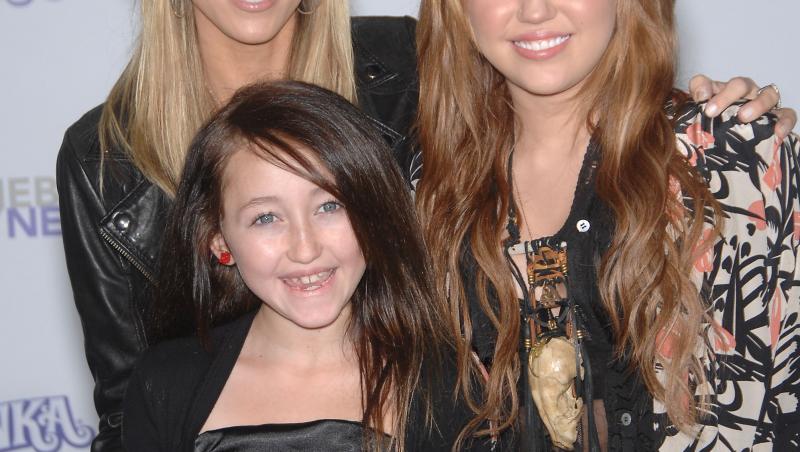 Miley si Noah Cyrus pe covorul rosu, cu mama lor