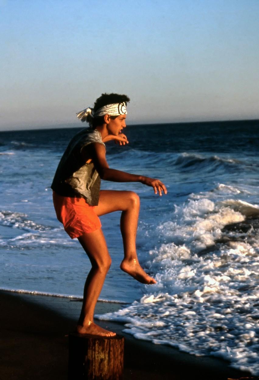 Ralph Macchio, pe plajă, în 1984 jucând în Karate Kid