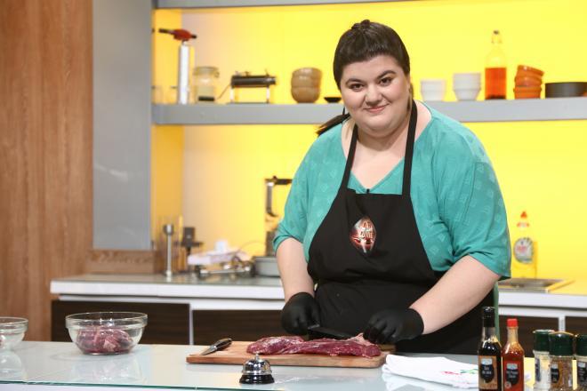 Claudia Radu, purtând șorțul emisiunii Chefi la cuțite