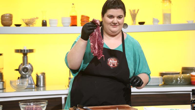 Claudia Radu, purtând șorțul emisiunii Chefi la cuțite
