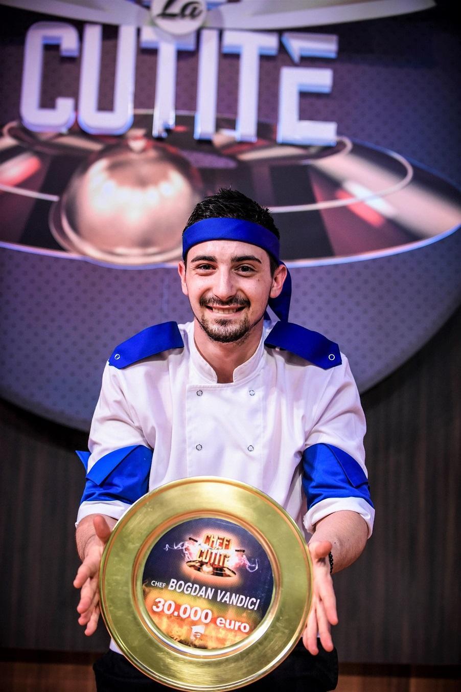 Bogdan Vandici, cu trofeul emisiunii Chefi la cuțite sezonul 5