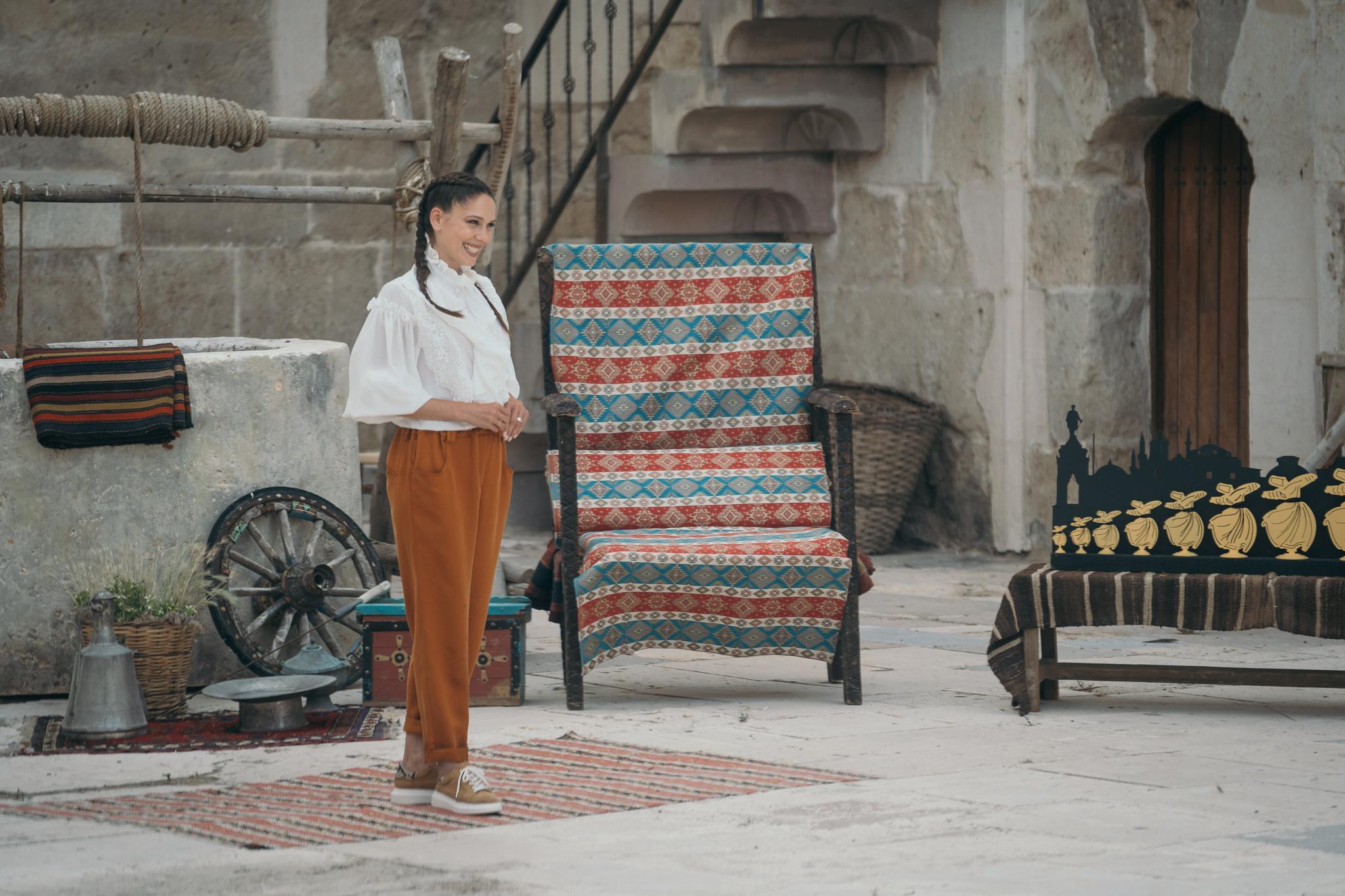 irina-fodor-în-cămașă-albă-pantaloni-maro