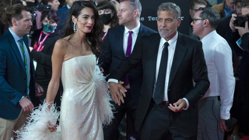 George Clooney și soția lui, Amal, surprinși pe covorul roșu. Ce accident vestimentar i-a pus ținuta în pericol frumoasei brunete