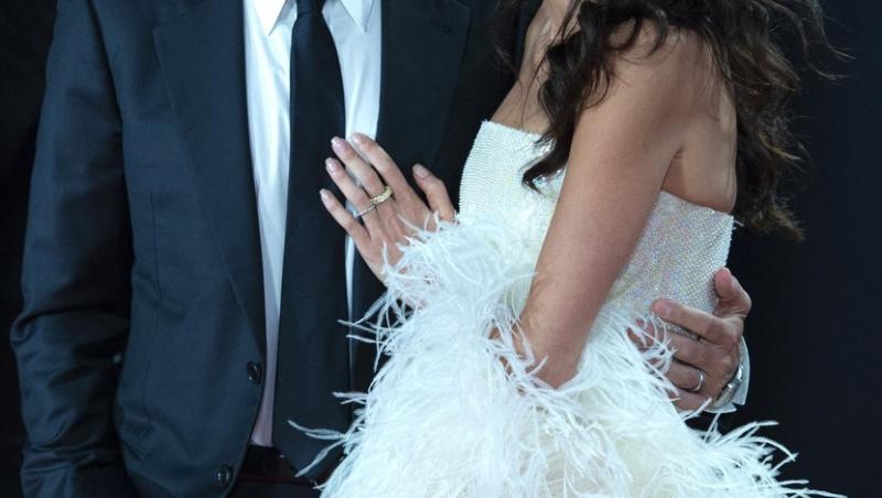 George Clooney și soția lui, Amal, surprinși pe covorul roșu. Ce accident vestimentar i-a pus ținuta în pericol frumoasei brunete