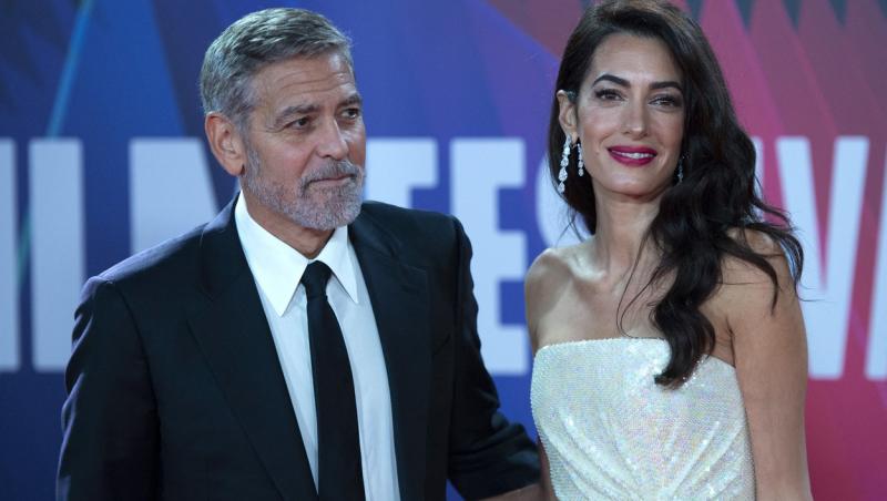Celebrul actor George Clooney, în vârstă de 60 ani, a apărut pe covorul roșu alături de soția lui, Amal, iar aceasta a strălucit într-o rochie albă, acoperită cu paiete.