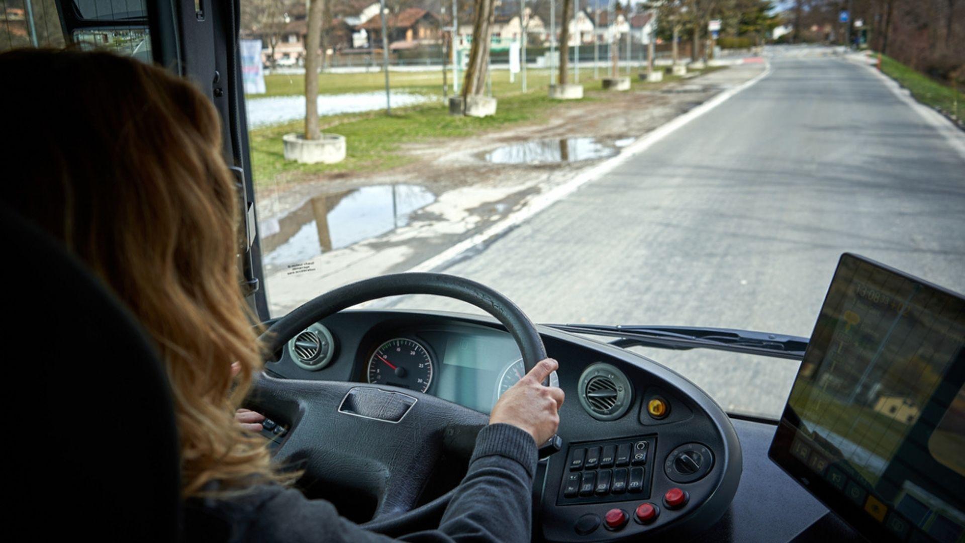 Charmane Isabella este considerată "prea frumoasă" ca să fie șofer de autobuz. Ce spun călătorii c&acirc;nd o văd că poartă machiaj