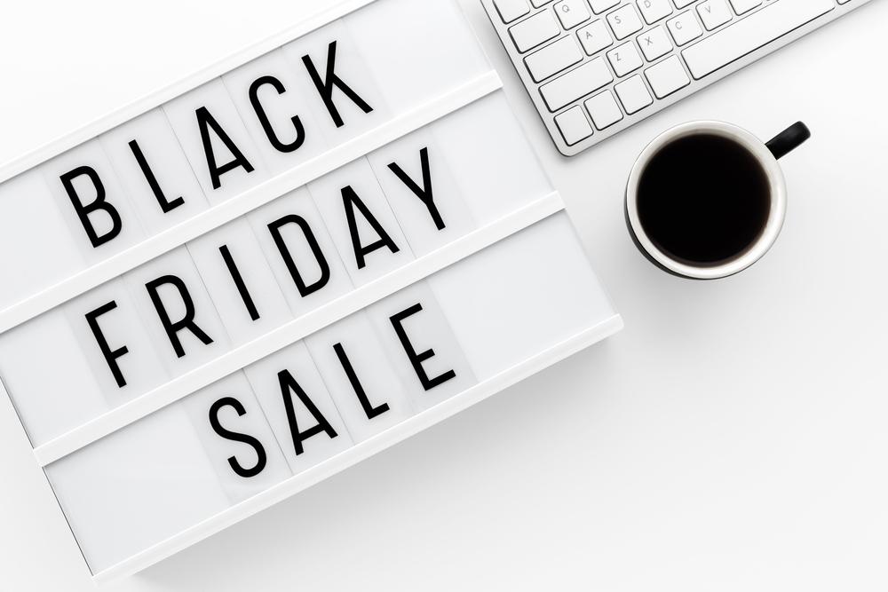 o tastatura, o cana de cafea si o tabla pe care scrie black friday sale