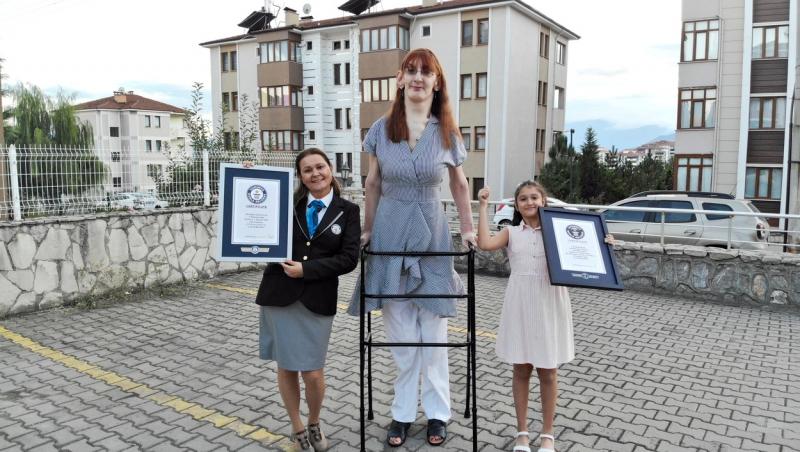 Rumeysa Gelgi este cea mai înaltă femeie din lume. Tânăra provine din Turcia, are 24 de ani și o înălțime de peste 2,15 metri