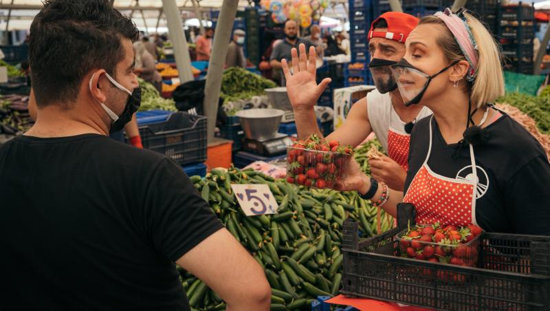 Asia Express, 13 octombrie 2021. Concurenții au vândut căpșuni în piață. Cum s-au descurcat la proba din Cursa pentru Ultima Șansă