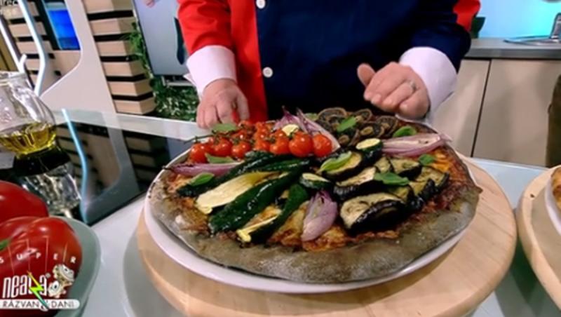 Pizza cu legume de toamnă și aluat cu cărbune activ