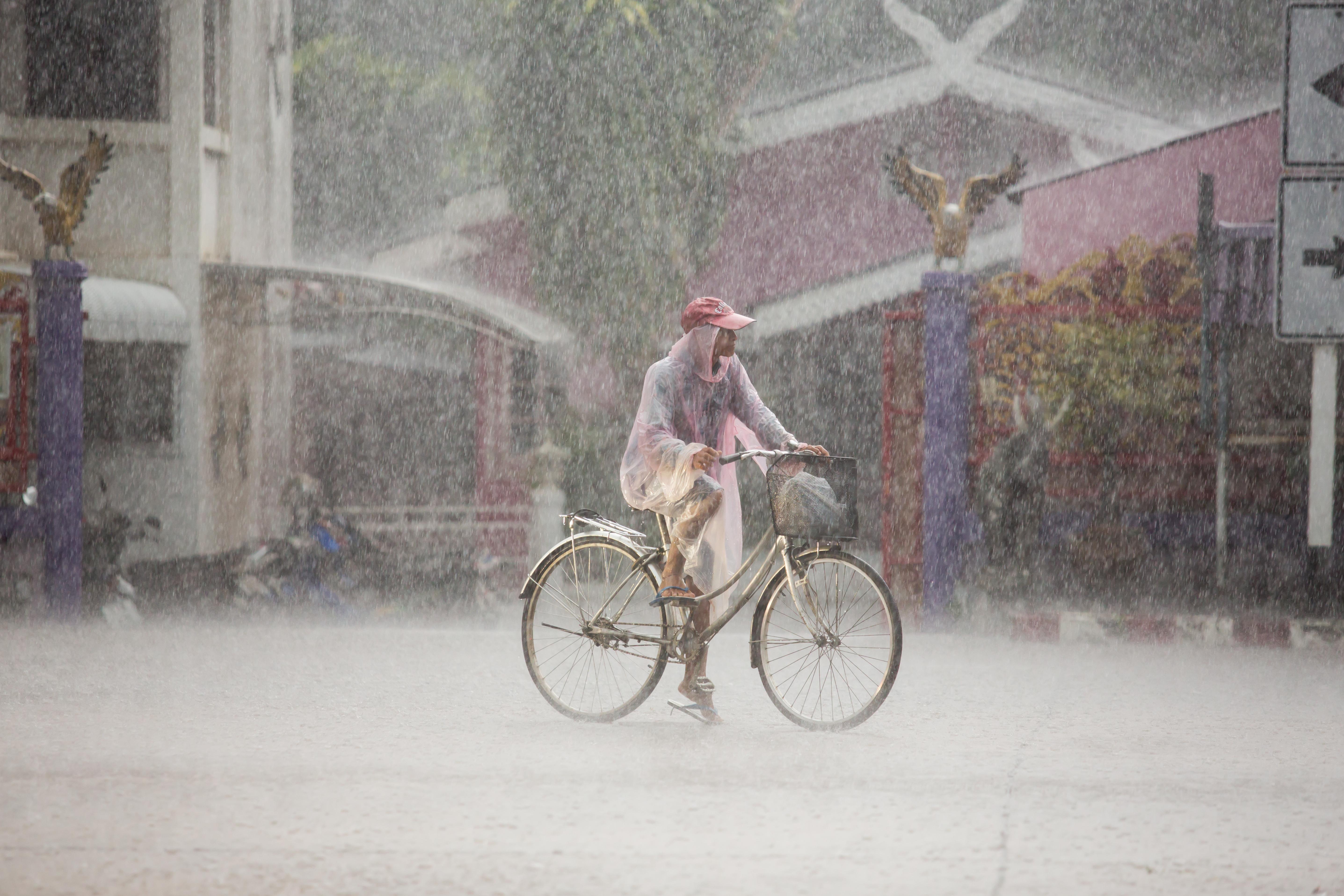Alertă ANM! Cod Galben de ploi puternice &icirc;n cinci județe din țară. Care sunt zonele afectate