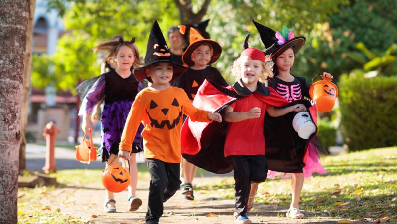 De Halloween, copiii poartă costume înfricoșătoare ca  monştri, vampiri, mumii, sau scheleţi şi merg la colindat  întrebând “Păcăleală sau dulciuri?/ Trick or treat?