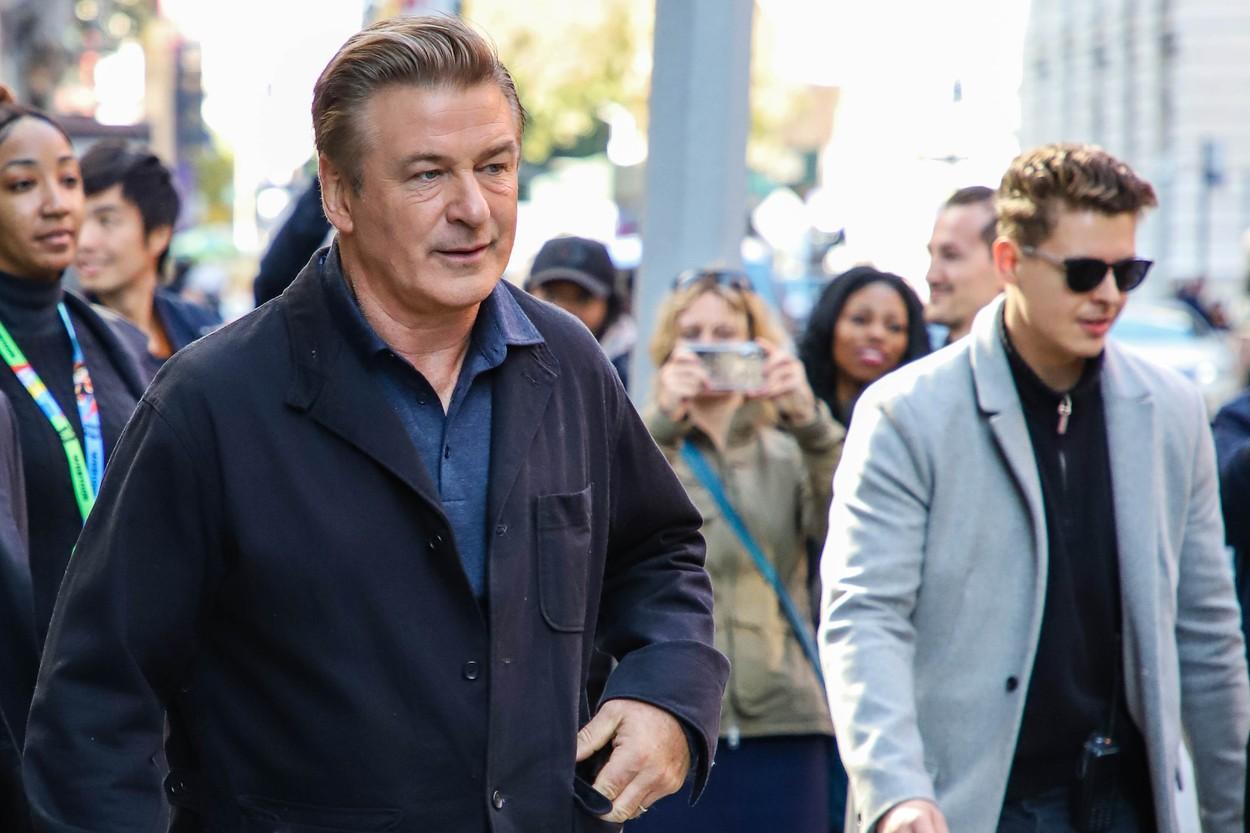 alec baldwin merge pe langa niste oameni