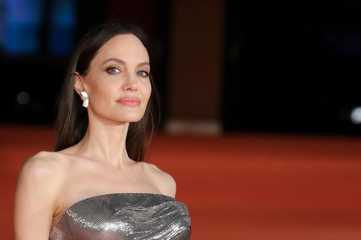 Angelina Jolie a avut parte de o gafă stilistică la păr, pe covorul roșu la premiera filmului Eternals. Cum a apărut marea actriță