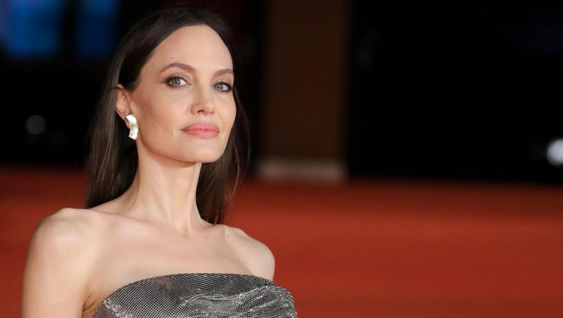 Angelina Jolie a avut parte de o gafă stilistică la păr, pe covorul roșu la premiera filmului Eternals. Cum a apărut marea actriță