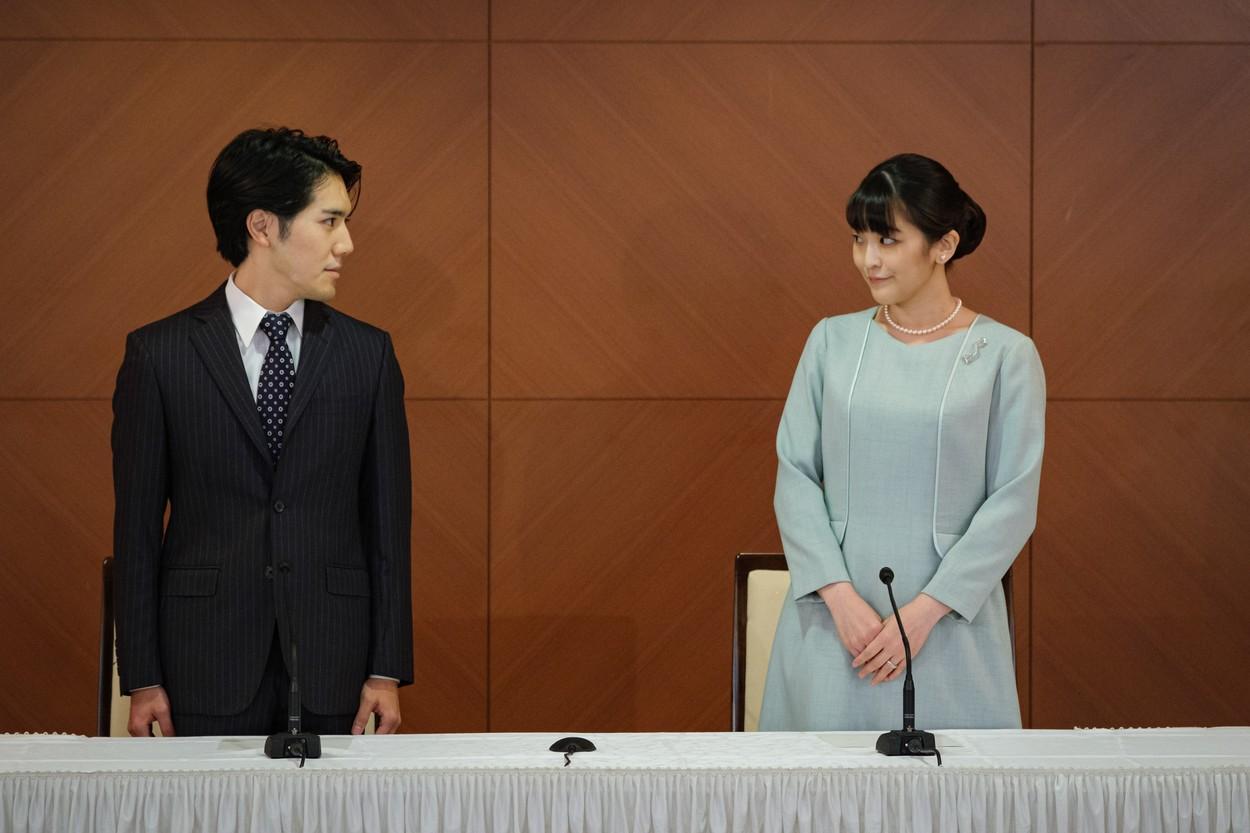 Prinţesa Mako și soțul ei, Kei Komuro, privindu-se unul pe altul de la distanta