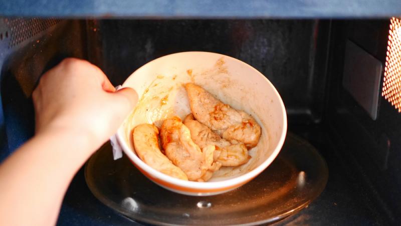 De ce nu e bine să încălzești la microunde carnea de pui și cartofii gătiți. Iată la ce pericole te expui
