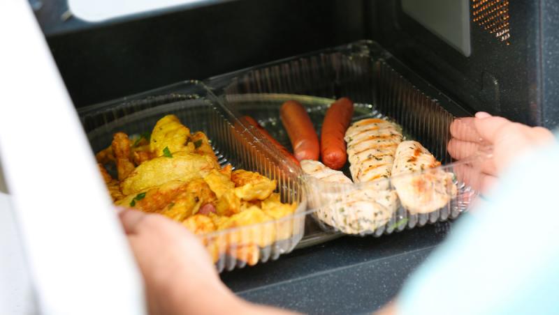 Anumite alimente pot deveni de-a dreptul toxice atunci când sunt aruncate în cuptorul cu microunde. Iată de ce nu este indicat să reîncălzești carnea de pui și cartofii gătiți la acest aparat