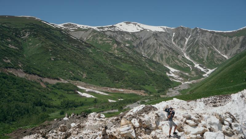un cameraman asia express in muntii caucaz