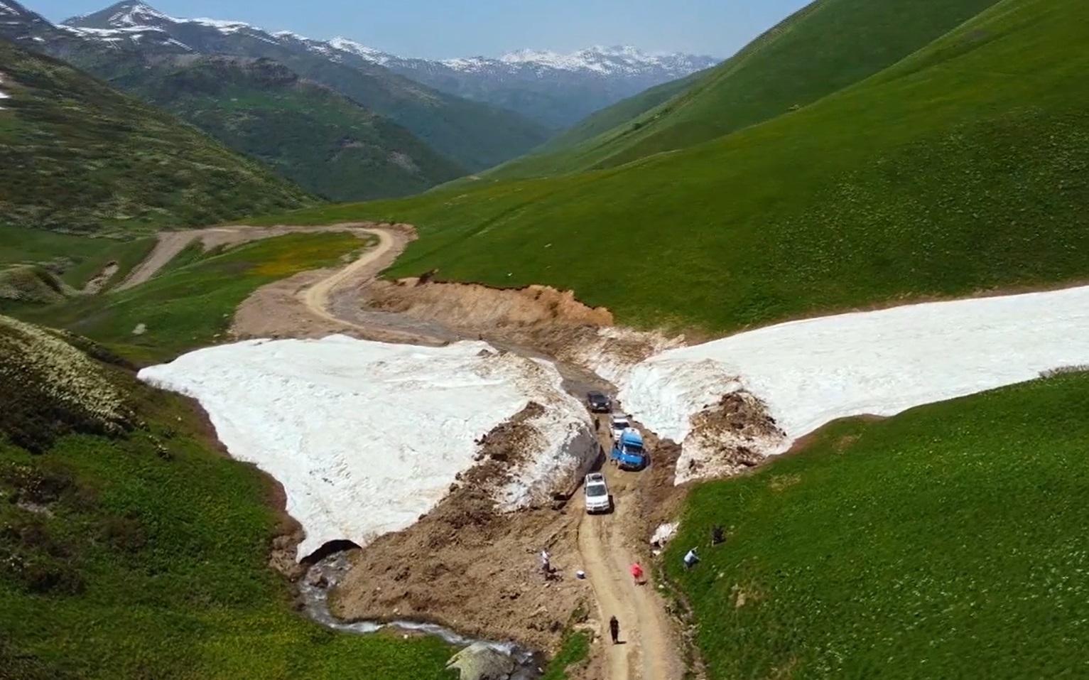 echipa de productie asia express, pe un drum de munte din georgia