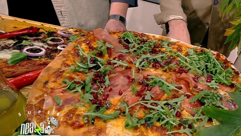 Pizza cu șuncă și rodie și Pizza cu carne tocată, preparate de Vlăduț la Super Neatza