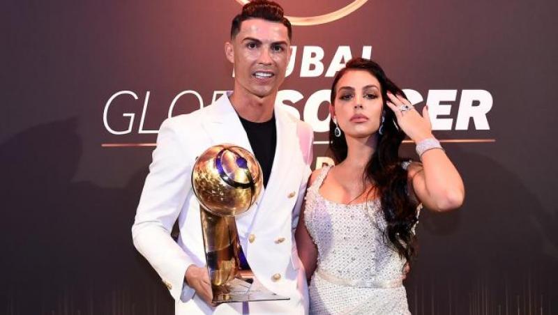 Cristiano Ronaldo și Georgina Rodriguez la un eveniment imbracati in alb
