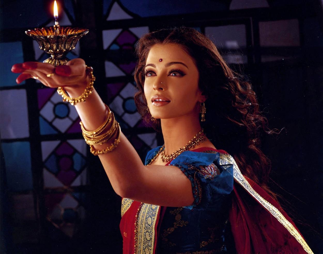 Aishwarya Rai Bachchan intr-un costum indian intr-un film