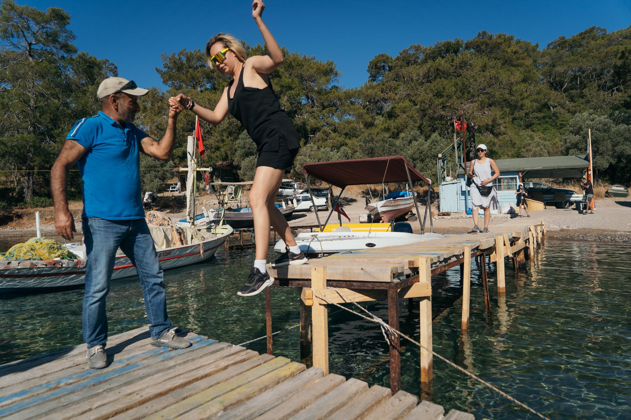Eliza Natanticu se dă jos de pe ponton