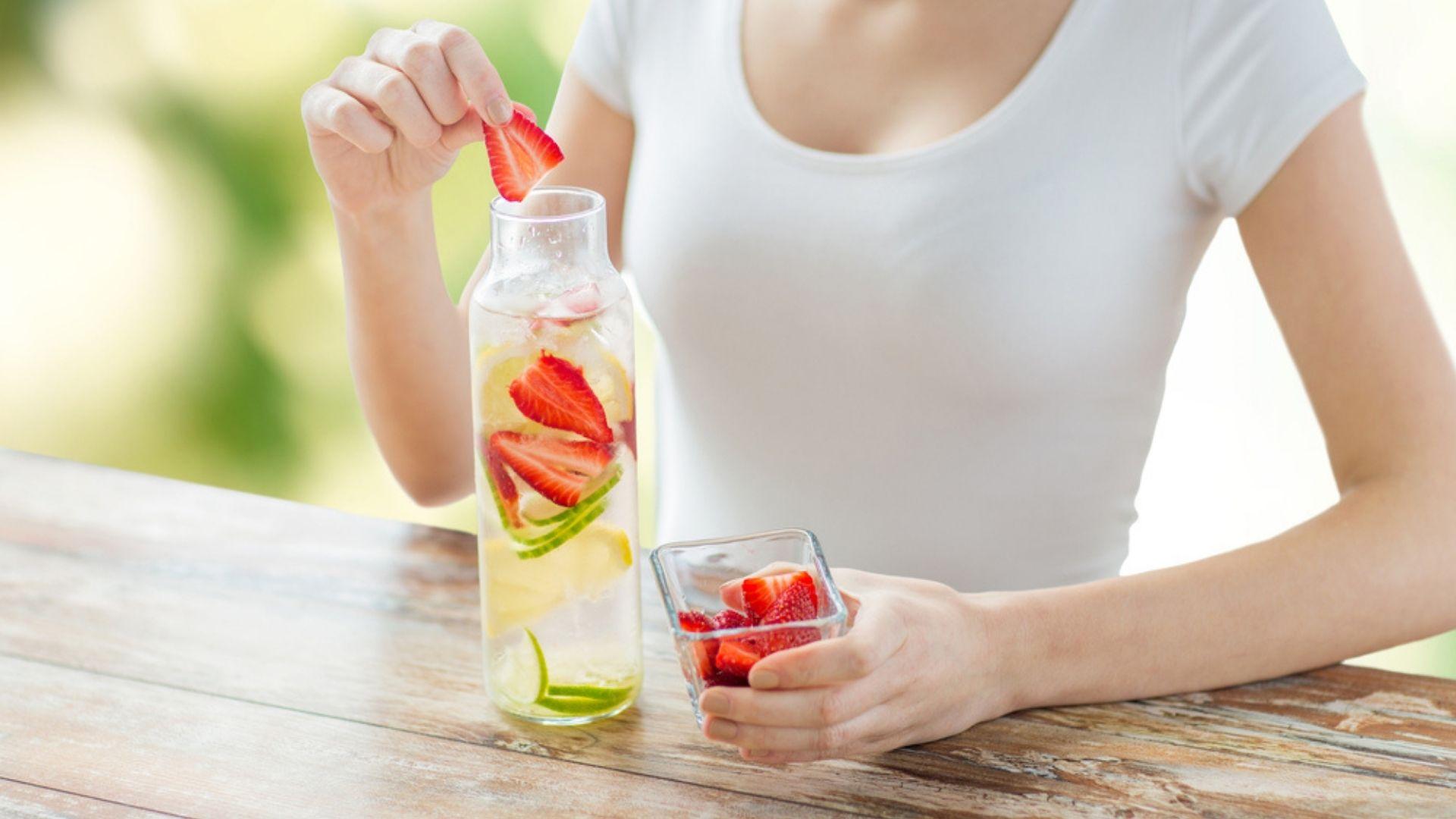 Beneficiile hidratării cu apă și cu fructe. De ce să le consumăm mai des