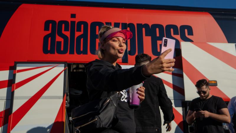 Asia Express, 5 octombrie 2021. Cosmin Natanticu s-a apucat să danseze la autostop. Mihai Petre a rămas surprins de mișcările lui