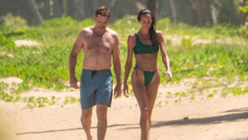 Gerard Butler, surprins pe plajă alături de iubita lui. Cât de bine arată Morgan Brown în costum de baie