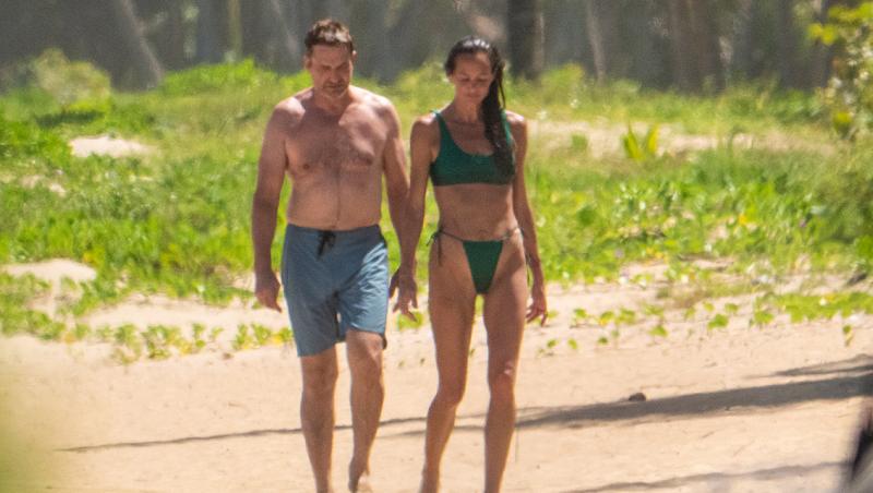 Gerard Butler, celebrul actor care face furori la Hollywood cu calitățile sale actoricești, dar și cu felul incredibil în care arată, a fost surprins de paparazzi pe plajă, alături de iubita lui.