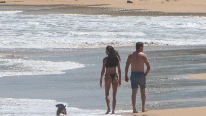Gerard Butler, surprins pe plajă alături de iubita lui. Cât de bine arată Morgan Brown în costum de baie