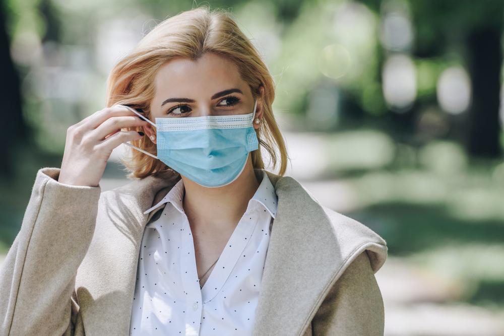 Purtarea măștii de protecție redevine obligatorie &icirc;n spațiile publice deschise. Anunțul Ministerului Sănătății