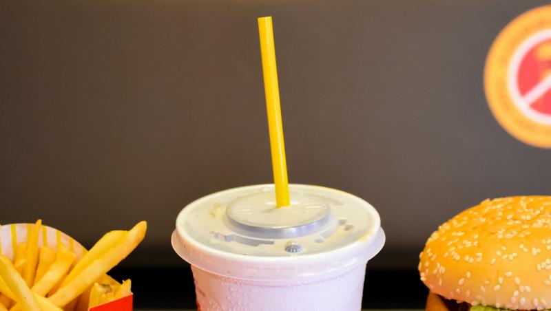 Capacele de plastic de la fast food au un rol important atât pentru clienți, cât și pentru angajați