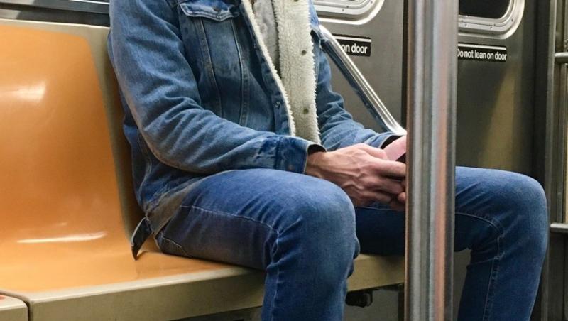 Neil Patrick Harris, fotografiat de paparazzi când circula cu metroul. Are o avere de 40 milioane de dolari
