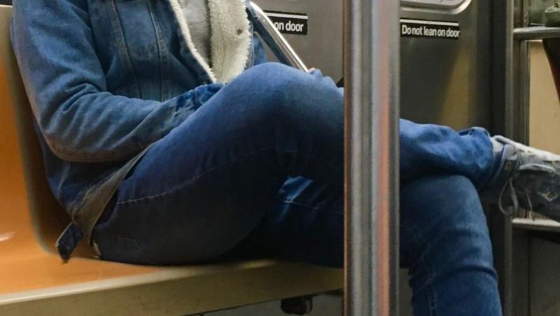 Neil Patrick Harris, fotografiat de paparazzi când circula cu metroul. Are o avere de 40 milioane de dolari
