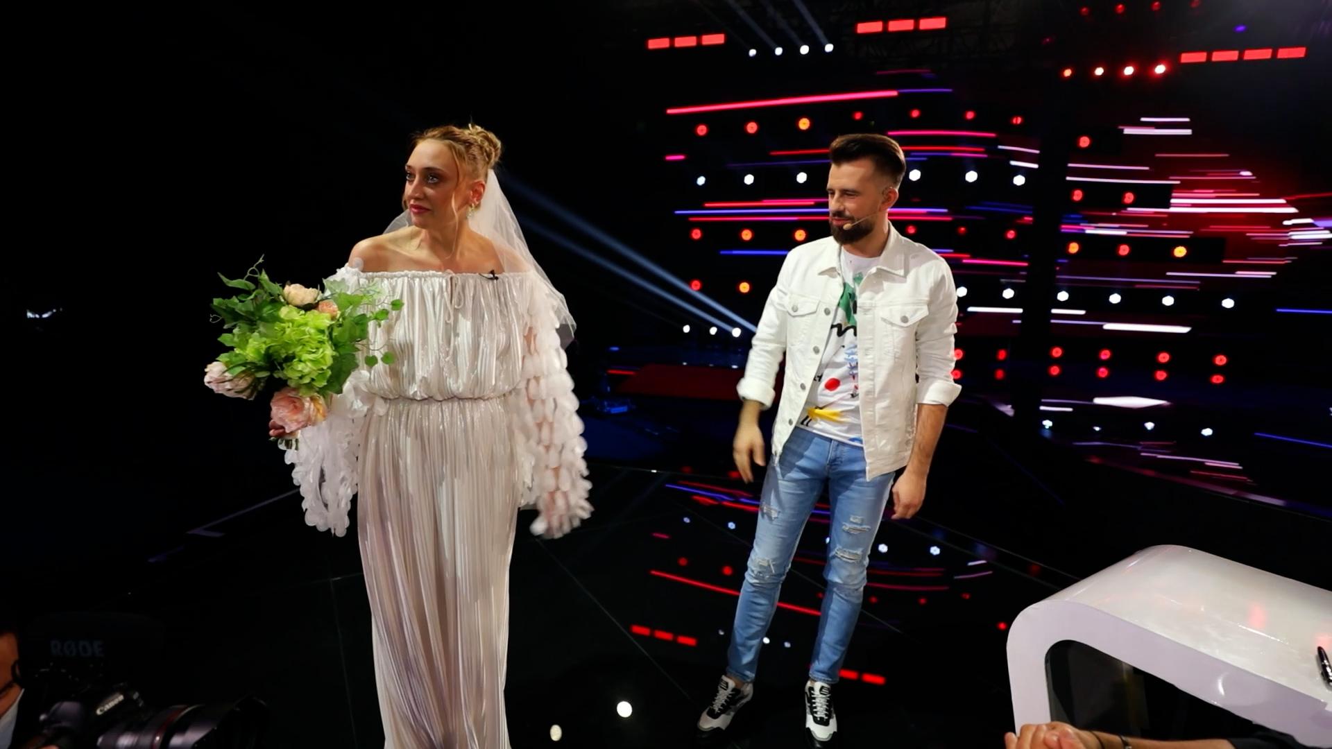 Ilona Brezoianu a făcut nuntă la X Factor. Aceasta a apărut în rochie de mireasă la eXtra Factor, episodul 7