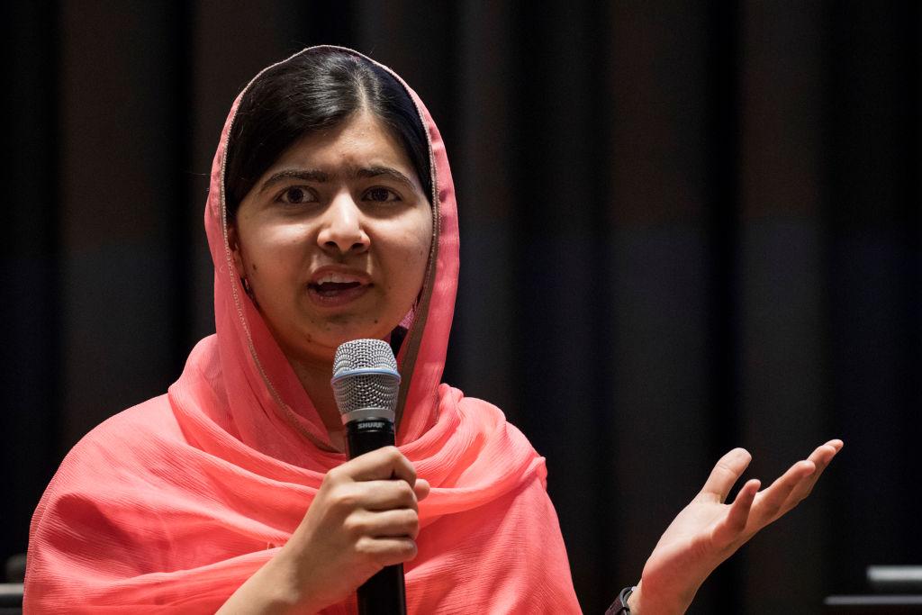 Malala-Yousafzai-microfon-scena