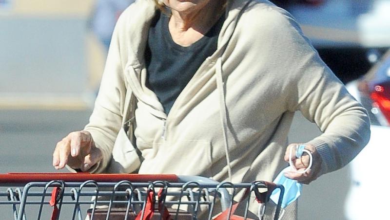 Cum arată Linda Gray la 81 de ani. Sue Ellen Ewing din Dallas a fost pozată la cumpărături și e într-o formă de invidiat
