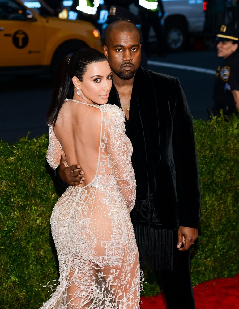 Kim Kardashian alaturi de Kanye West imbracat intr-un costum negru pe covorul rosu