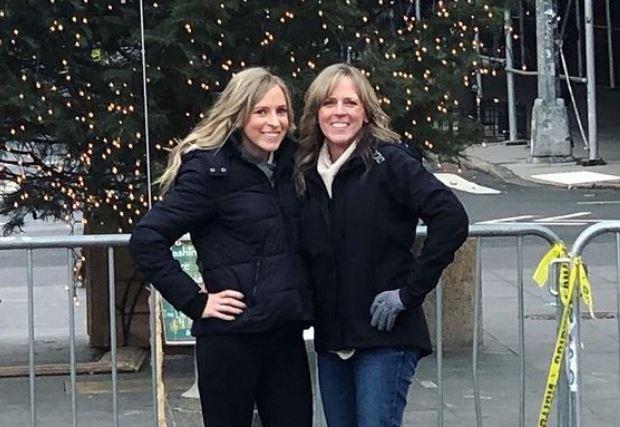 Care e mama și care fiica? Una dintre femeile din imagine este mai &icirc;n v&acirc;rstă cu 18 dec&acirc;t cealaltă. Ți-ai dat seama care?