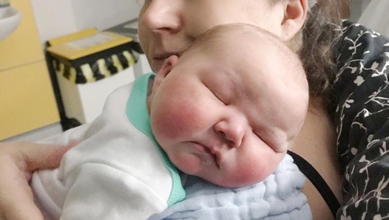 Fiona Hamilton-Currie a putut să își țină bebelușul în brațe la șase săptămâni după ce a născut