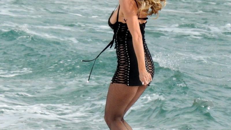 Heidi Klum, surprinsă în lenjerie intimă pe plajă, într-un pictorial provocator. Cum arată diva în vârstă de 48 ani