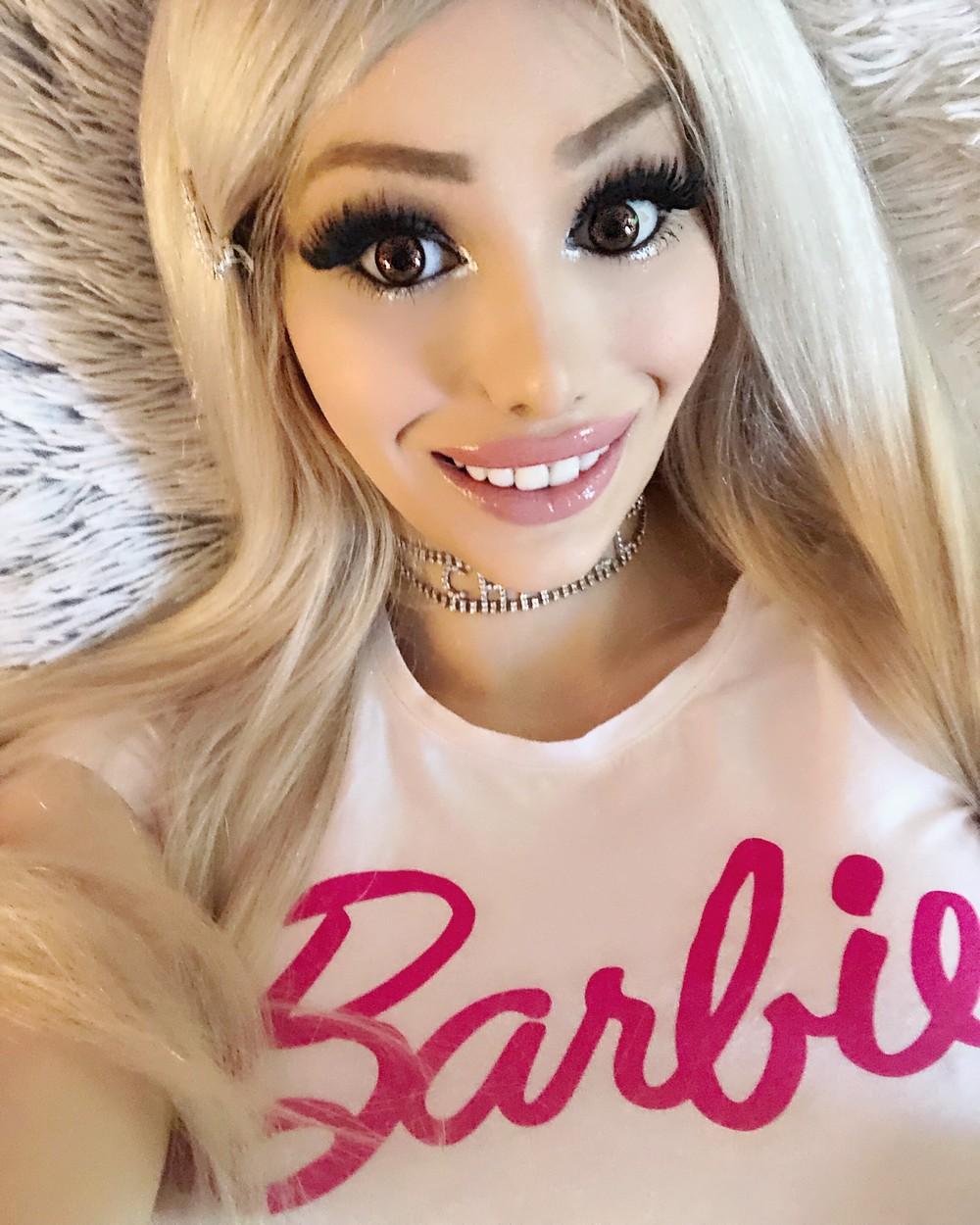 Barbara Luna Sipos poarta un tricou alb pe care scrie cu roz Barbie
